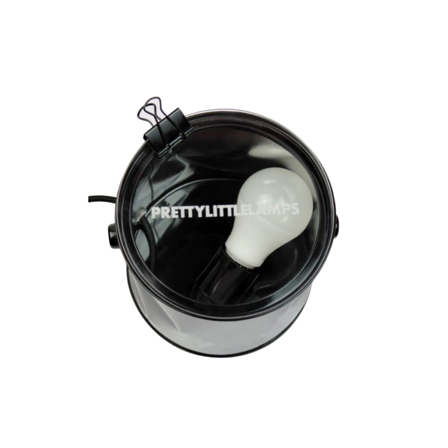 Lampada latta ammaccata Channel Logo Bianco