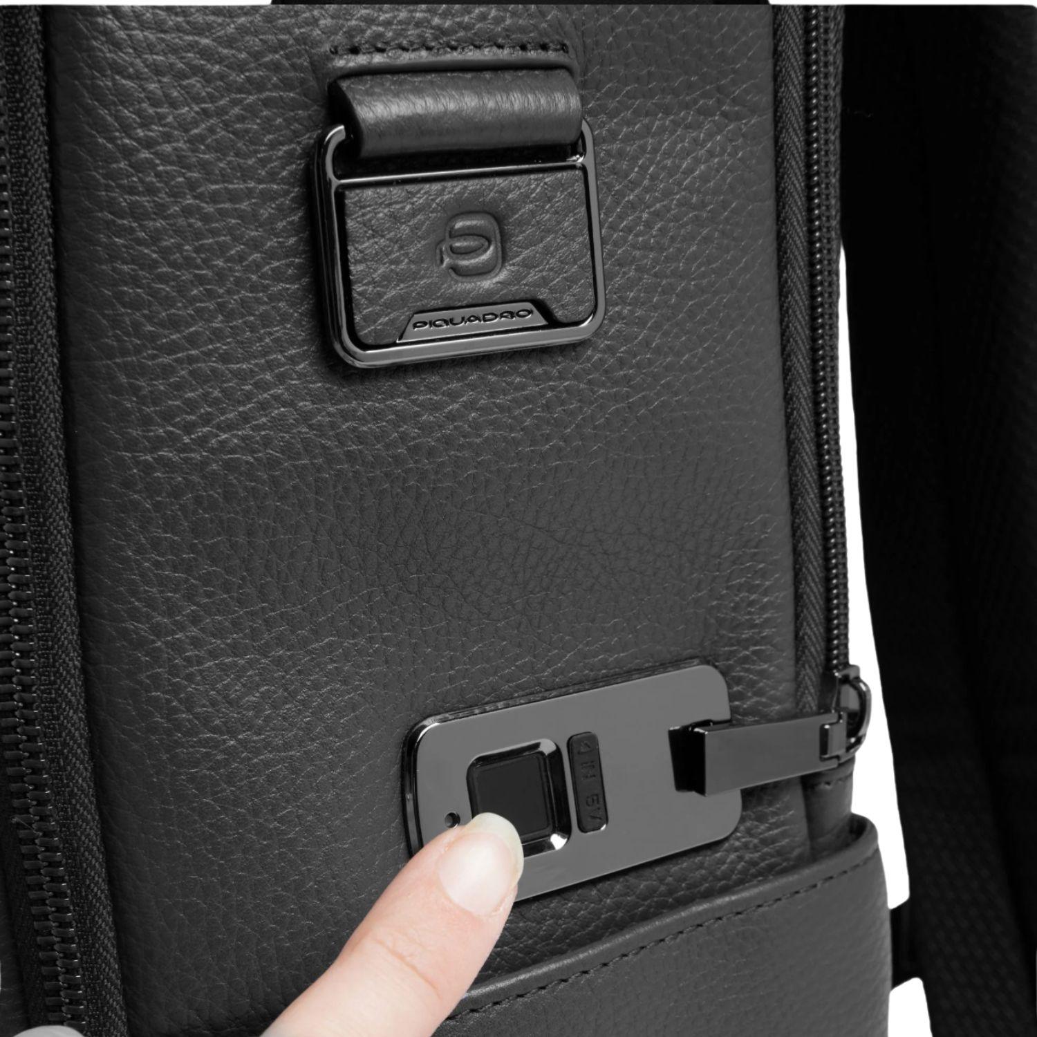 Piquadro - Zaino da viaggio in pelle con blocco di sicurezza delle impronte digitali, Nero