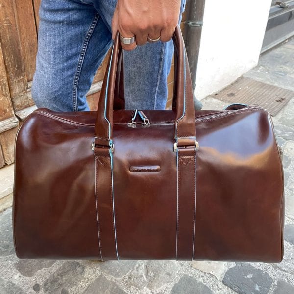 PIQUADRO - Borsone da viaggio con due manici in pelle Marrone outlet online Gift42 Boutique Rimini